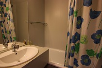 Les Hauts de Vanoise - HV604 - badkamer met wastafel en badkuip 2